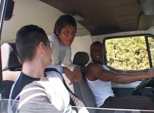 Bareback TV: Sexo gay caliente en el camino