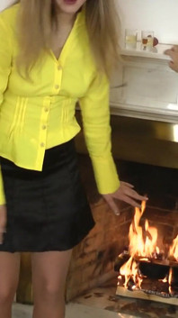 Doting dame kreunt terwijl ze in haar kont en poesje op zijn hondjes wordt gepenetreerd na een sessie van pissen
