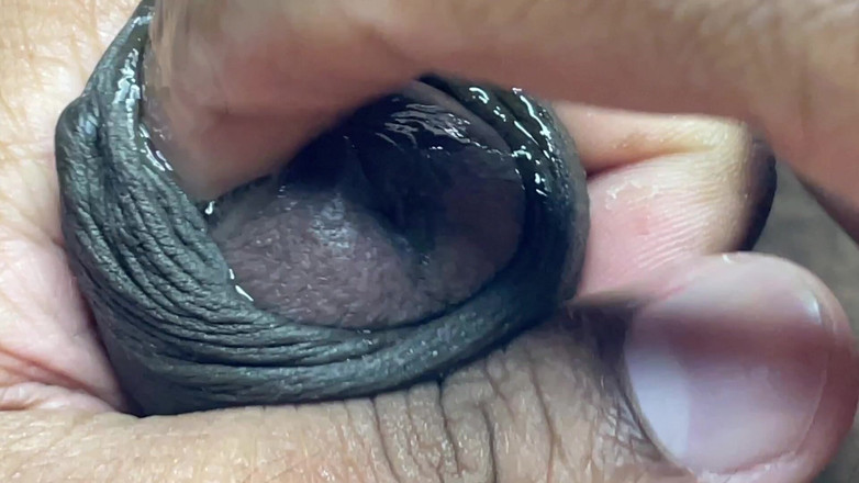 hornyhotsexycouple: 男はペニスの頭をこすり、マンコのように手マンして自慰行為をしています