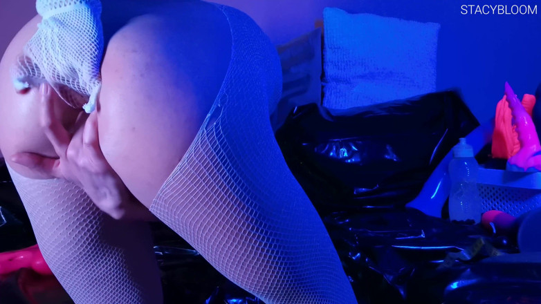 Stacy Bloom: Brunette hardcore fucking herself in the ass with huge sex...
