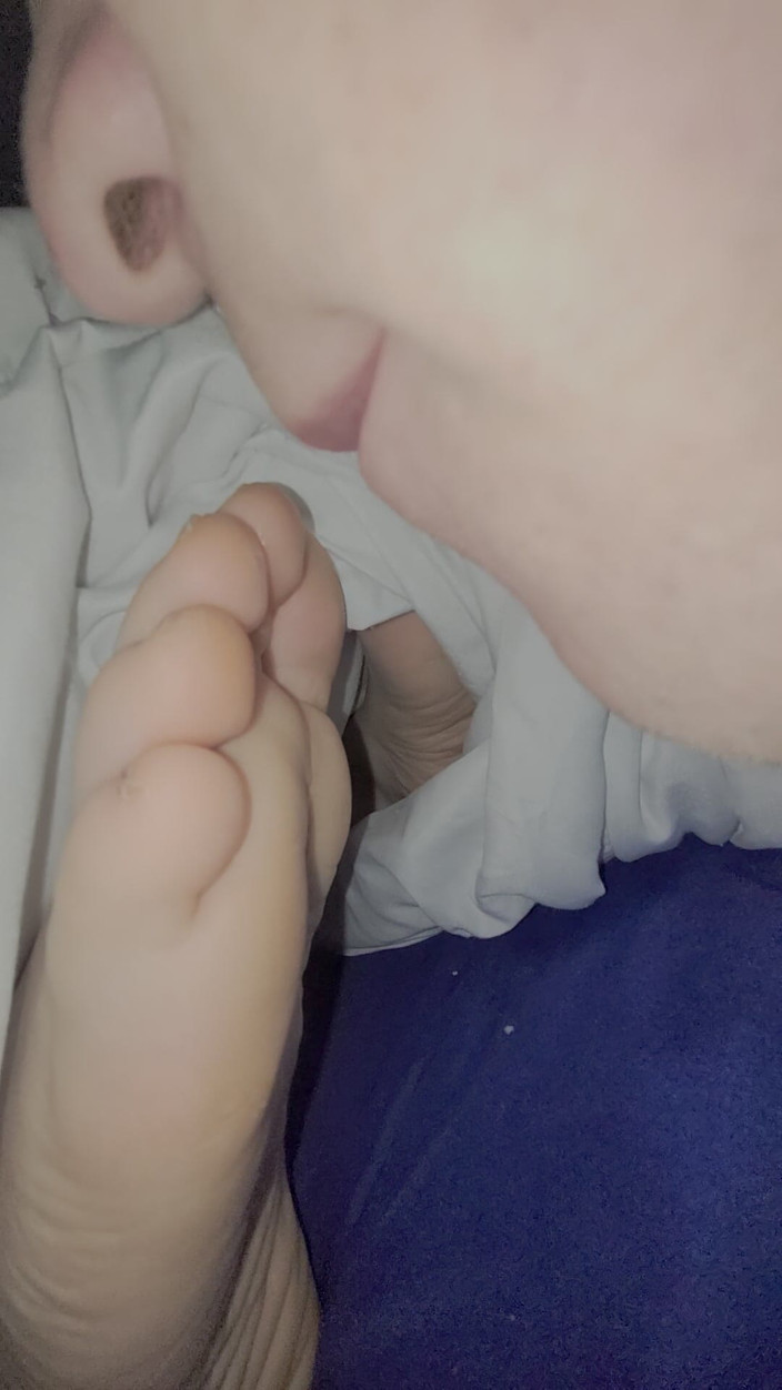 On cloud sixty nine: Leccare le dita della moglie a letto