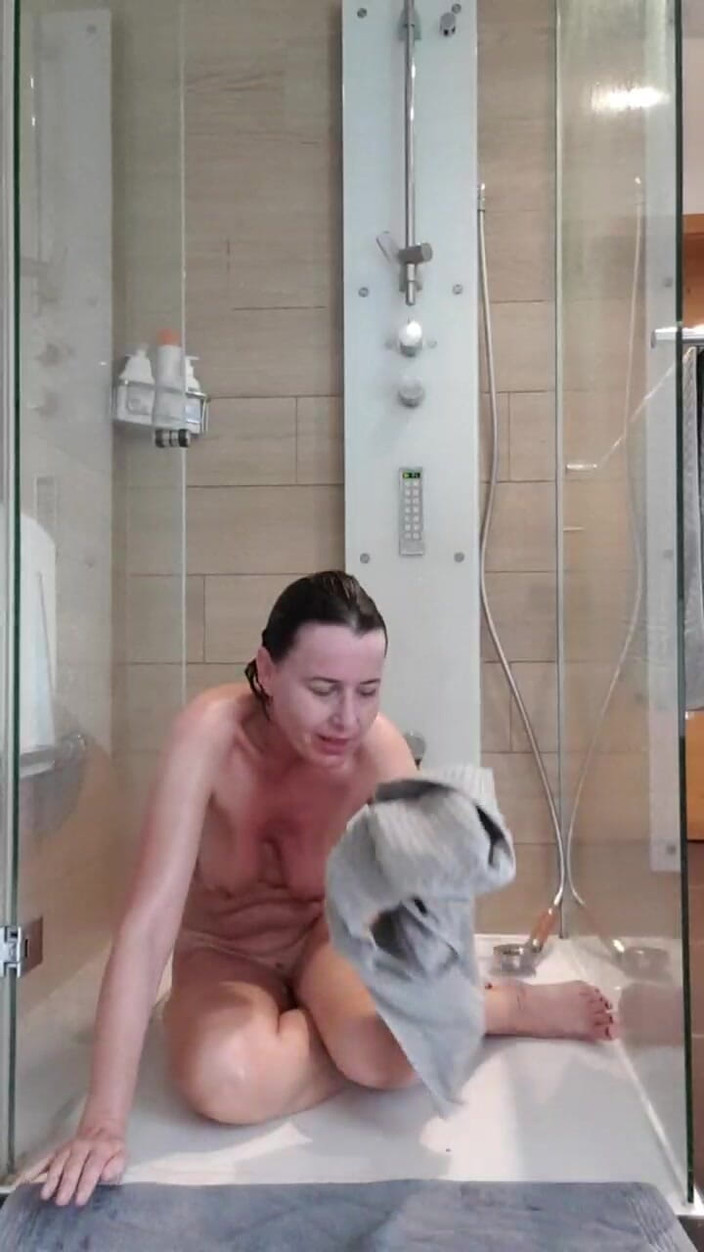 JulieEroticDress: Tante seksi ini orgasme saat lagi mandi