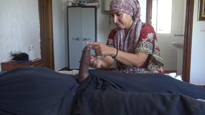 Souzan Halabi: Esta milf musulmana está sorprendida!! Su jefe africano saca su...