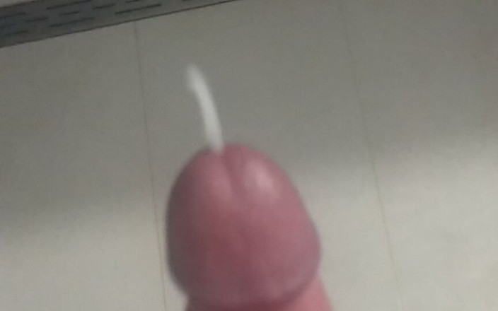 John Dick: 在淋浴时自慰直到我到处射精