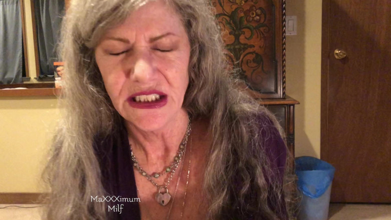 MaXXXimumMilf: Sexy zralá sexy bj a polykání při jízdě na robertku!...