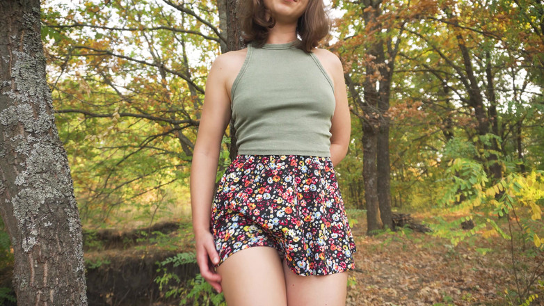 Teasecombo 4K: Ein mädchen zeigt volles höschen im freien, upskrt-fantasie