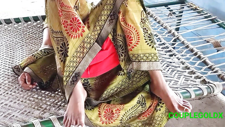 Sexy Komal: Kamal Sedang Berehat Di Atas Katil. Pemilik membawanya ke dalam...