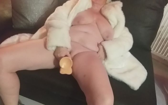 PureVicky66: Duitse oma speelt met het heetste en grootste speelgoed