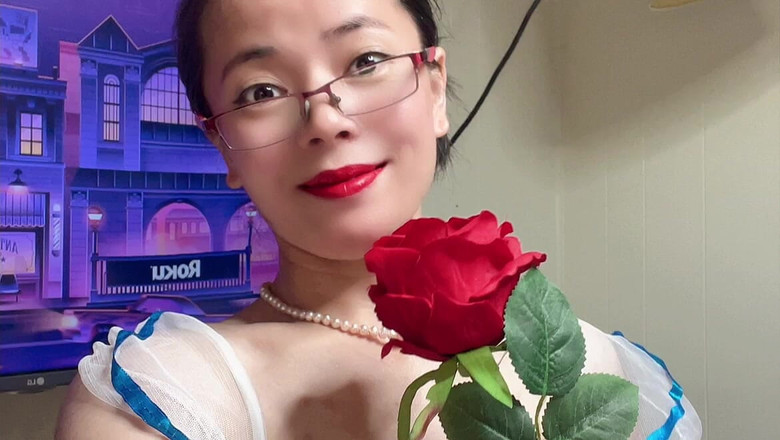 sweethanajapanese: Хана Чан сексуальна в вбранні студентки, грає з трояндою квіткою під пиздою