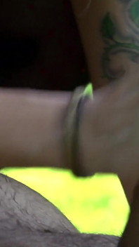 Blonde milf wordt betrapt op masturberen buitenshuis en neukt