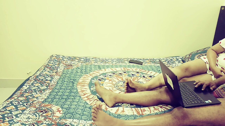 Coupleworld0002: सौतेली बहन घर पर अकेले भारतीय बड़े भाई के साथ बिस्तर साझा करती है।