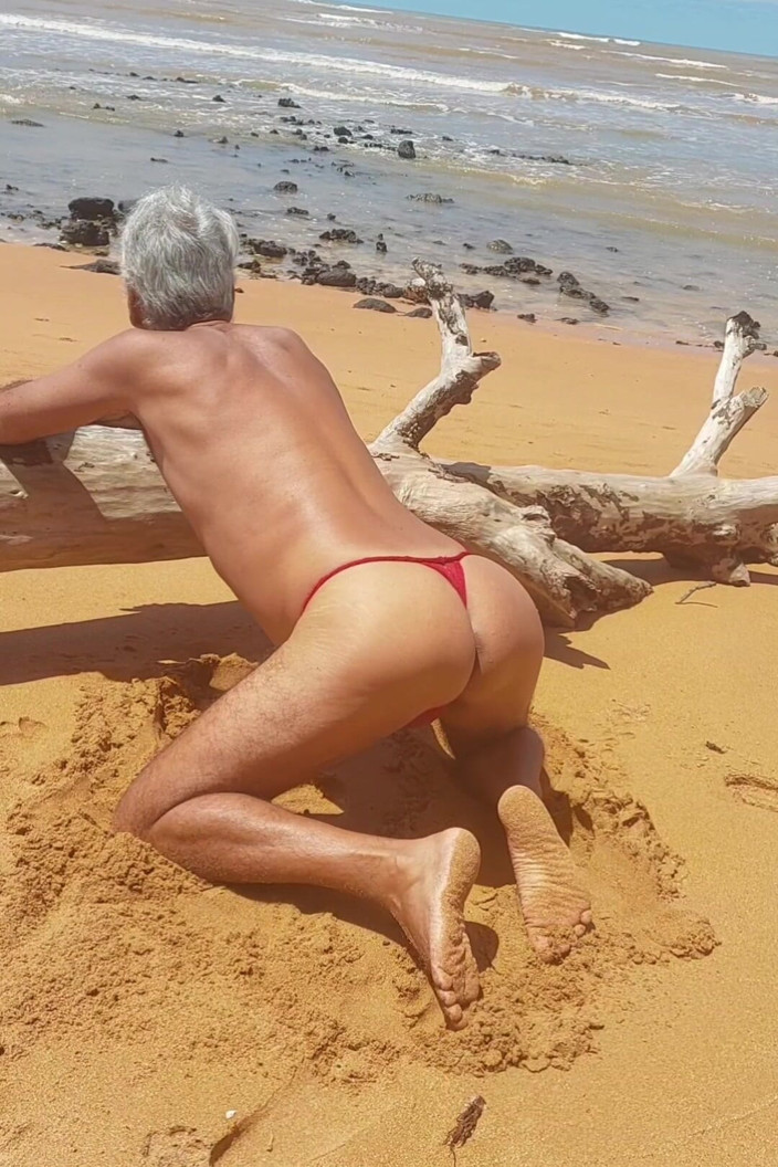 Ladysilvas: Ladysilva in mutandine sulla spiaggia Che culo caldo vuole un...