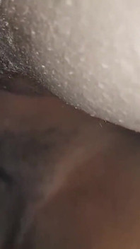 Cowok kulit hitam kontol besar ini lagi asik fingering memek becekku pakai jari