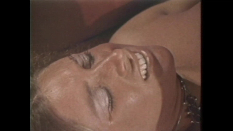 Vintage megastore: ランジェリー姿の毛深いマンコを持つ若い巨乳ブロンドが巨根で口の中で犯され、射精