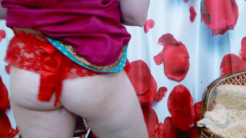 Bolly Karma: हॉट बड़े स्तनों वाली matur अपना सेक्सी शरीर दिखाती है