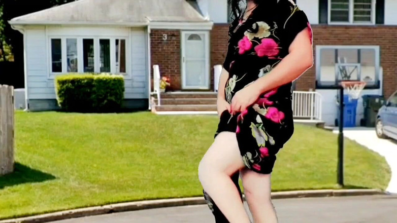 Kitty_Cross: Ladyboy penari seksi di jalan