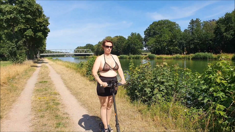 UserBitch1: Oben Ohne Am Kanal Spazieren