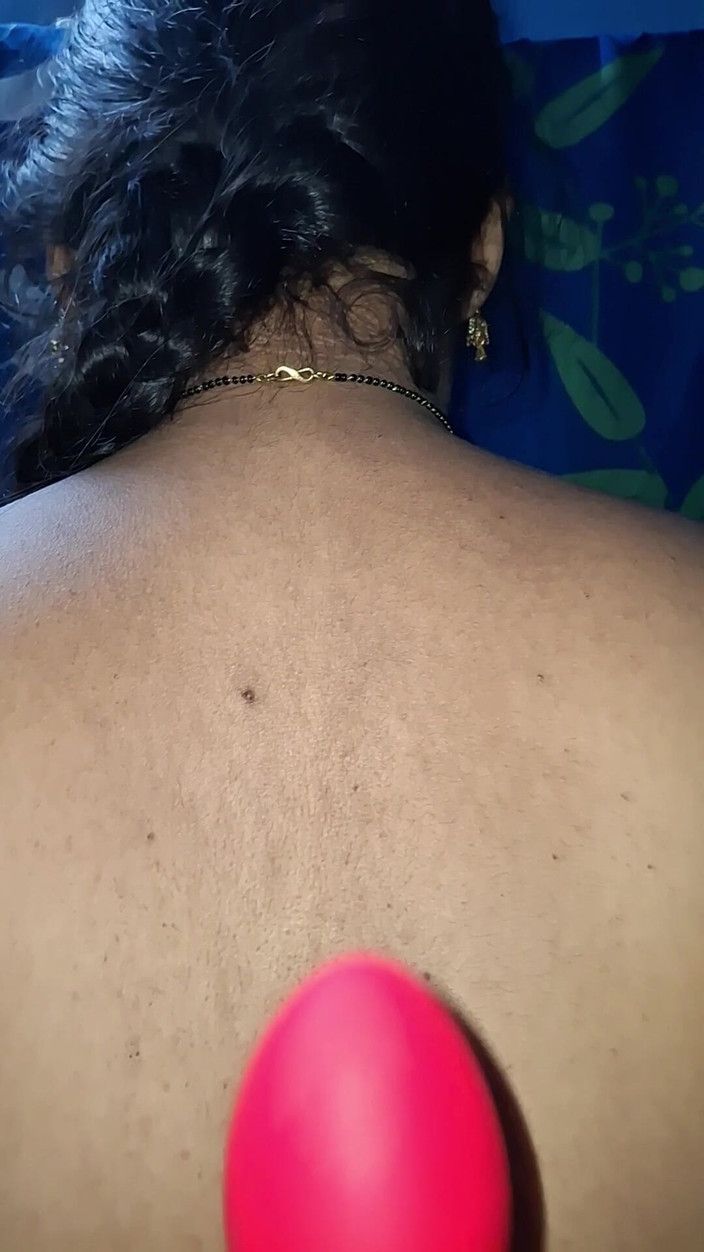 horneySonu: Sonu玩弄震动棒