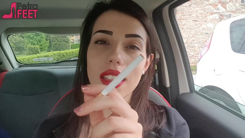 Smokin Fetish: La belle Petra fume dans sa voiture