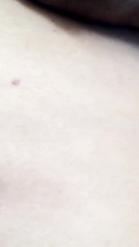 Zralá milfka s velkými prsy ukazuje své nahé sexy tělo svému milenci v koupelně a sprosté řeči