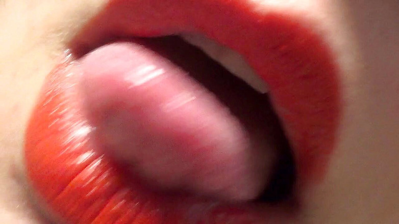 Goddess Misha Goldy: Benimle Fransız öpücüğü! Kırmızı ruj fetişi!