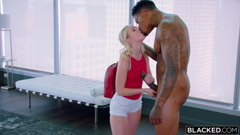 Blacked: Blacked Tato drobná blondýnka má pouze oči pro velké černé péro