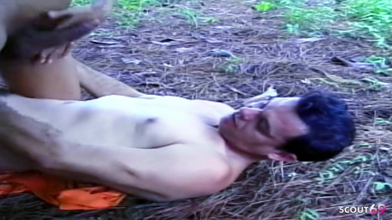 Shemale TS Collection: 巨乳ラテン系ニューハーフが屋外で木に向かって男を犯し、彼が絶頂するまで