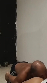 Vengo lasciato solo con il culo grosso della mia figliastra mentre lei parla con il suo ragazzo, le succhio il culo e finisce per scoparla per bene.