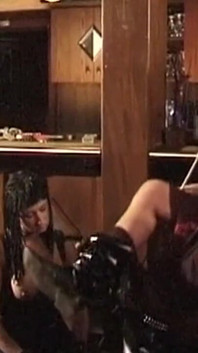 Bystig brunett MILF bunden för spanking och oral