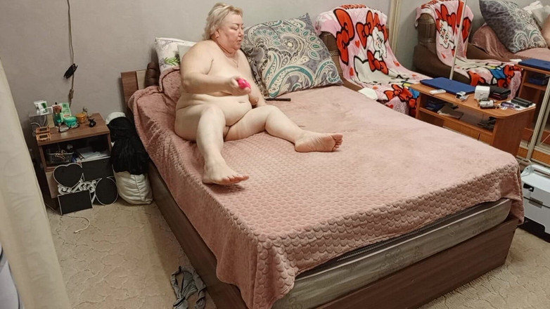 Zona901: Pantat bahenol dan memek berbulu tetanggaku lagi asik masturbasi sampai...