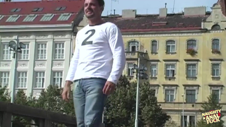 Naughty anal fuck: Дівчина-книжковий черв'як Вероніка набирає сексуальної впевненості зі своїми бісексуальними друзями та секс-іграшками свого хлопця