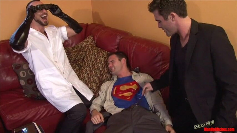 ManUpFilms: Clark Kent vystavena Doktorem X