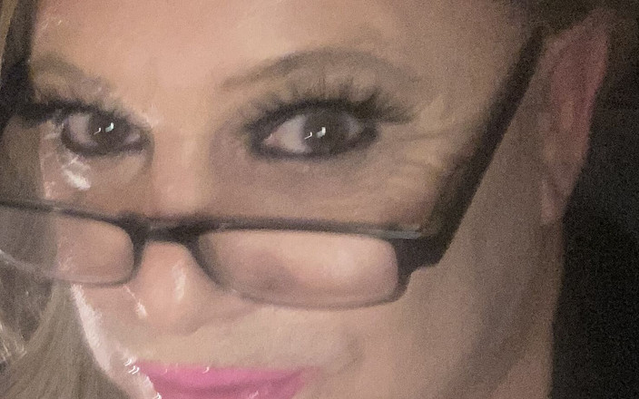 Krissy Sweets: 자지를 쓰다듬는 하이힐을 신은 CD Krissy Sweets