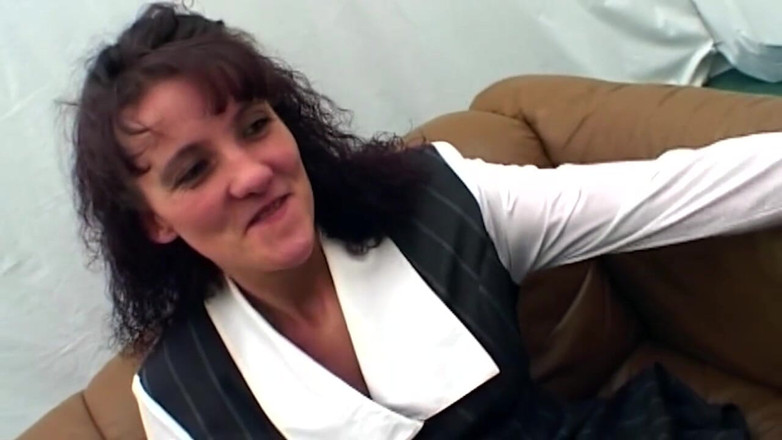 German bitch hunter: Brunette menggoda memek dengan pompa lalu mengambil dildo dan kontol