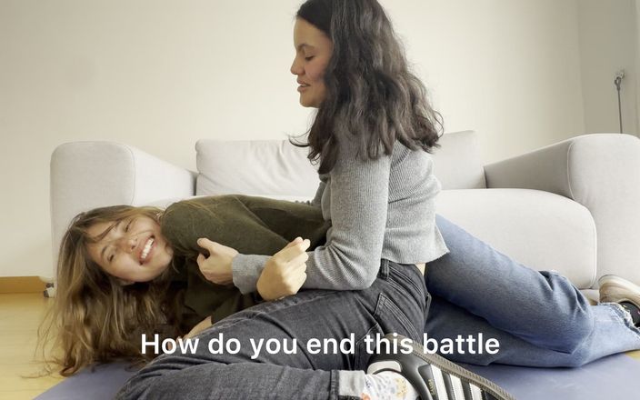 scarlettandc: 我们玩挠痒痒，然后我们有脚摔跤