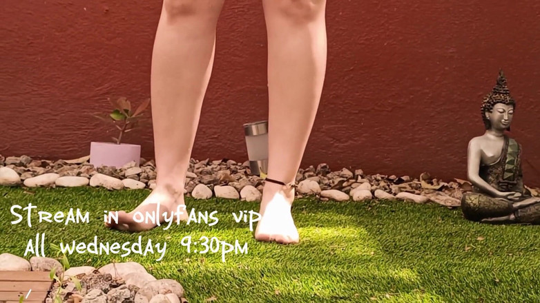 Candy Camille: 我的继妹无法停止射精，高潮与脚上的草挠痒痒