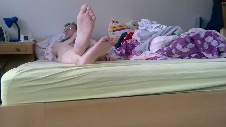 Feetfriend73: Thoát y, ngửi, chơi và xuất tinh