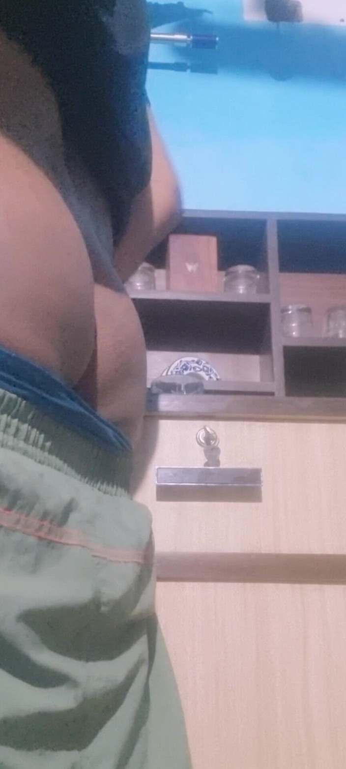 rruh_2024: Rodiče šli, takže měl čas si hrát s mým ptákem