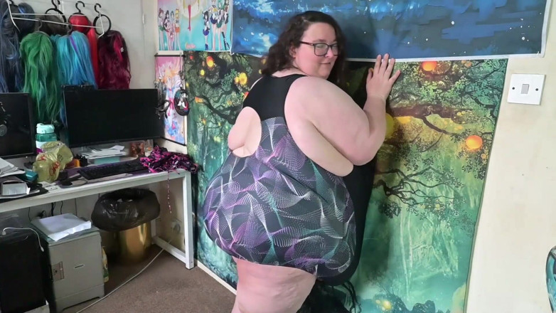 SSBBW Hunter: Helping Sexy SSBBW Into Tight Swimsuit