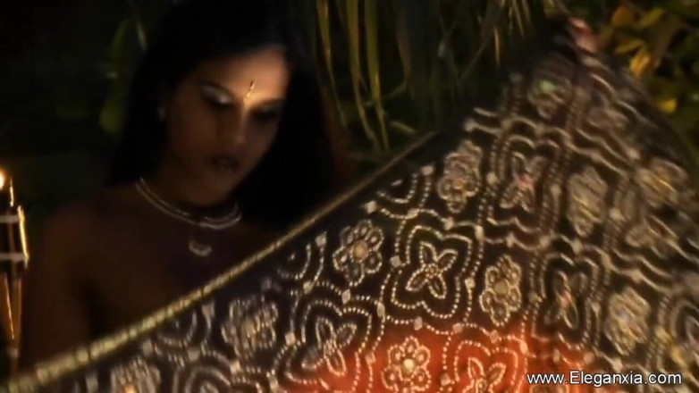 Eleganxia: Indian babe showing her perfect body