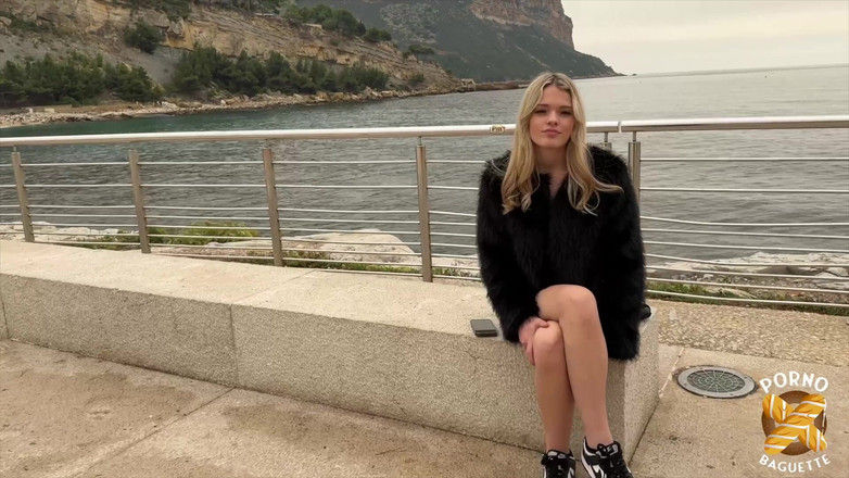 Porno Baguette: Jade, bella bionda, ama mangiare