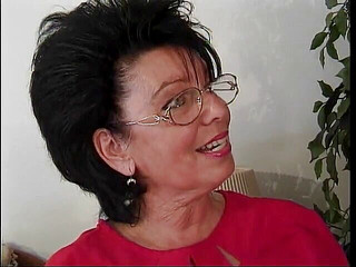 MILF Station: Morena madura tetona demuestra que las damas de cuarenta y...