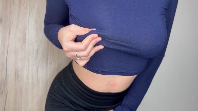 AmayaMori: Latina dívka ukazuje svou chlupatou kundičku v koupelně a má...