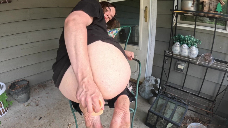 Mr Dimples: Aku keluar ke teras belakangku dan menyetubuhi diriku sendiri dengan...