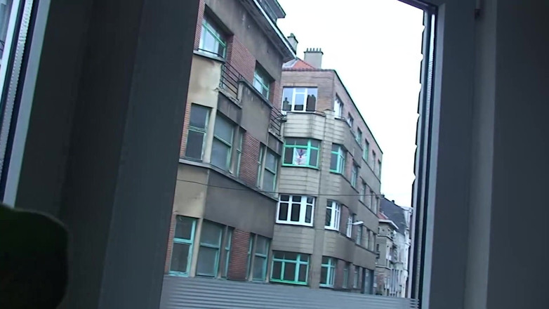 German amateur - 100% German hardcore videos: Urocza nastolatka podskakuje na kutasie kolesia w odwrotnej pozie kowboj
