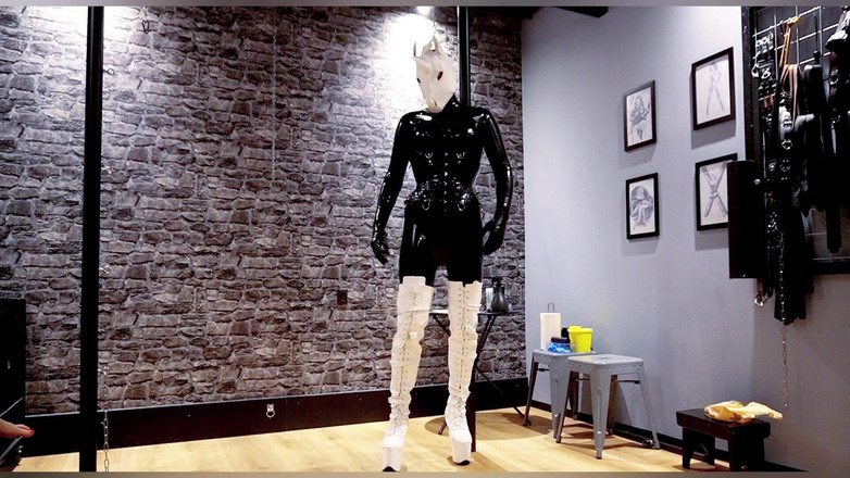 Hooded June: Pony domina la bambola del sesso