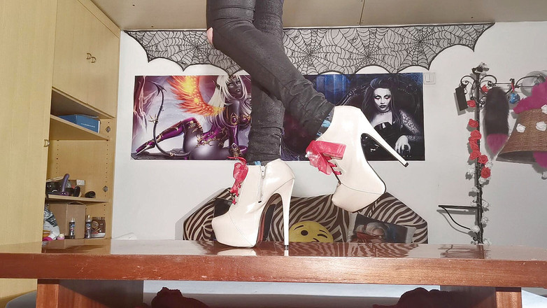 Beth Kinky: मेरे लाल बैंडेड प्लेटफ़ॉर्म जूते में घूमना - Beth Kinky