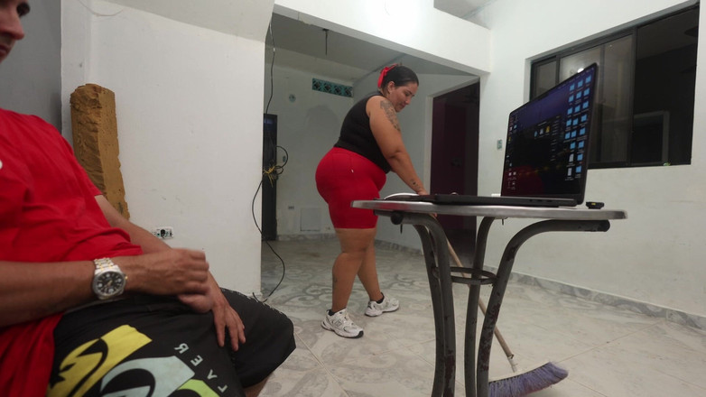 Lexly_16: Aku mengeluarkan bosku dari memerah susunya untuk menyelamatkan pekerjaannya