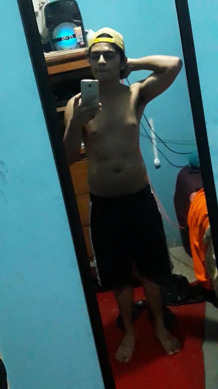 Krakix: あなたのお尻を繁殖させようとしている男の子