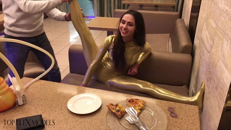 Flexilady: Ruslana Flexible Spandex Fun